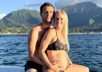 Em ano sabático, Tati Weston-Webb anuncia que está grávida de uma menina