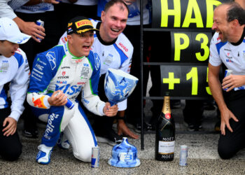 Isack Hadjar quebra troféu após pódio inédito na Fórmula 1