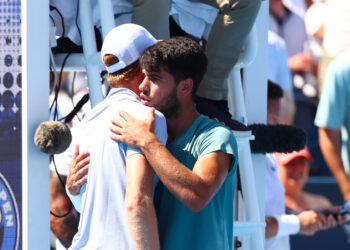 Alcaraz é campeão em Cincinnati após abandono precoce de Sinner