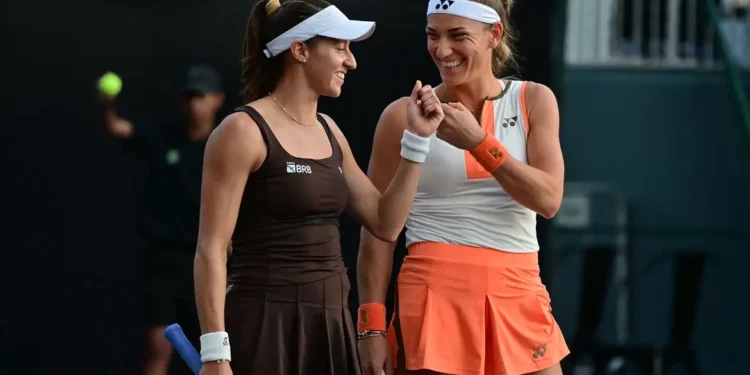 Luisa Stefani e Timea Babos vencem em estreia das duplas no SP Open