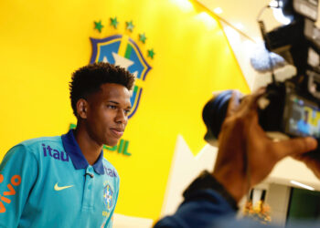 Estêvão destaca amadurecimento no retorno à seleção: “Mais preparado fisicamente e mentalmente”