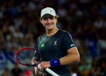 Fonseca comemora vitória sobre Tsitsipas na Davis: “Joguei meu melhor tênis nos momentos importantes”