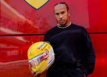 Hamilton homenageia Niki Lauda com capacete especial em Monza