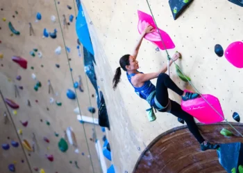 Marina Dias conquista bicampeonato no Mundial de escalada paralímpica