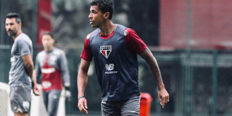 Luiz Gustavo é liberado pelos médicos e vira opção para Crespo no São Paulo