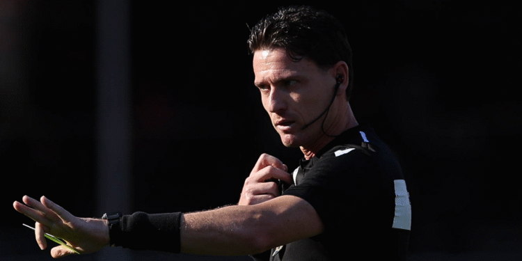 Árbitros são afastados pela CBF após polêmicas na 27ª rodada do Brasileirão