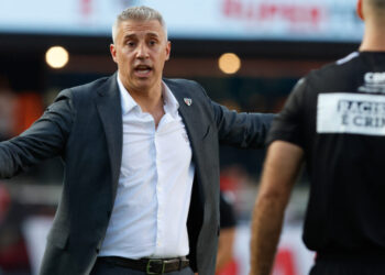 Crespo critica arbitragem após derrota do São Paulo: “Nunca vi algo tão escandaloso”