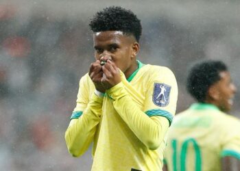 Estêvão vibra com gols e vê evolução do Brasil: “Crescendo a cada dia”