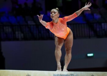 Flávia Saraiva se classifica para a final da trave no Mundial com a segunda melhor nota