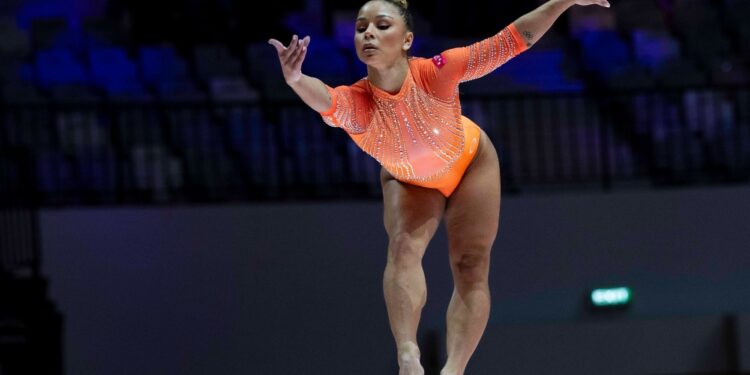 Flávia Saraiva se classifica para a final da trave no Mundial com a segunda melhor nota