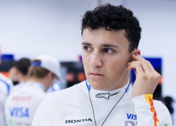 Hadjar se defende após reclamação de Alonso no GP de Singapura: “Mal-humorado”