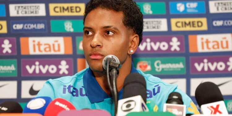 Rodrygo destaca crescimento em período longe da seleção: “Pronto para entregar minha melhor versão”