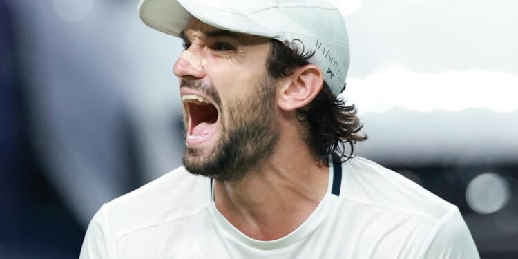 Vacherot faz história em Xangai após bater primo na final do Masters 1000