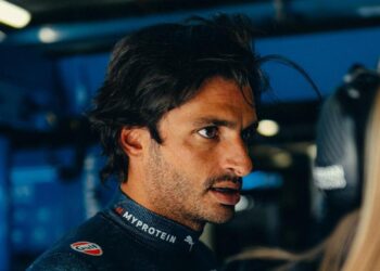 Sainz critica transmissão da F1: “Exageraram um pouco mostrando famosos e namoradas”