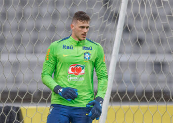 Bento assume posto de goleiro mais experiente da seleção para amistosos