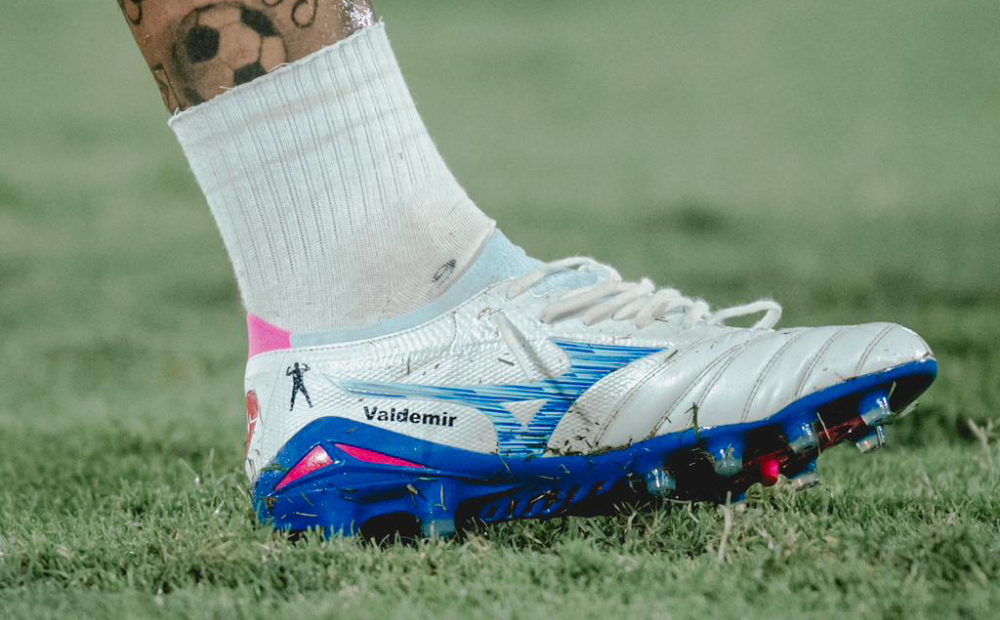 Chuteira de Gabigol usada em reencontro com o Flamengo bate recorde em leilão solidário