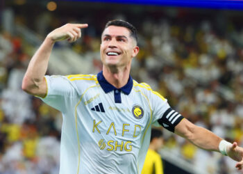 Cristiano Ronaldo se torna o primeiro jogador bilionário da história do futebol