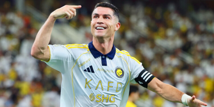 Cristiano Ronaldo se torna o primeiro jogador bilionário da história do futebol