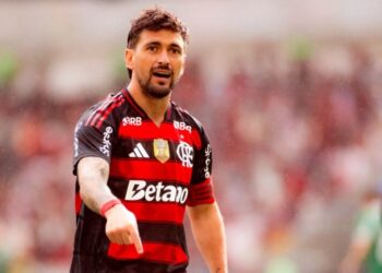 Arrascaeta sofre tentativa de assalto na saída do Maracanã após vitória do Flamengo
