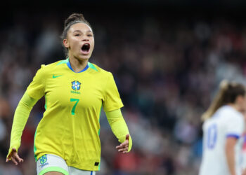 Com uma a menos, Seleção Feminina vence a Inglaterra em Manchester