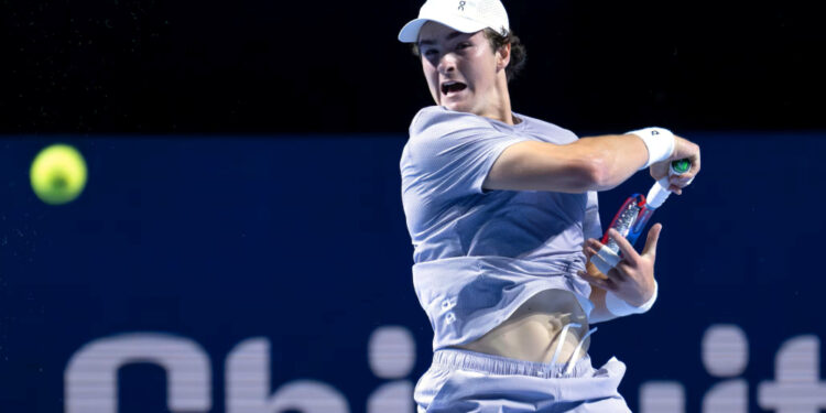 João Fonseca avança às quartas do ATP da Basileia após desistência de Mensik