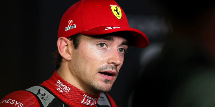 Leclerc afasta rumores sobre saída da Ferrari: “Quero vencer vestindo vermelho”