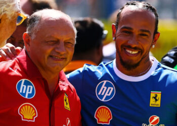 Hamilton elogia estilo “direto e competitivo” de Vasseur: “É exatamente o mesmo de antes”