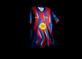 Barcelona homenageia noite mágica de Ronaldinho e lança quarto uniforme