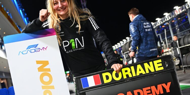 Doriane Pin chega em quinto na corrida 2 em Las Vegas e comemora título da F1 Academy