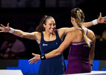Luisa Stefani faz história e vai à decisão inédita de duplas no WTA Finals