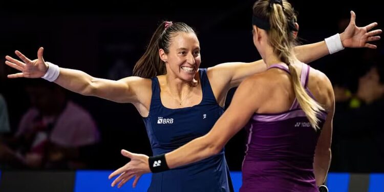 Luisa Stefani faz história e vai à decisão inédita de duplas no WTA Finals