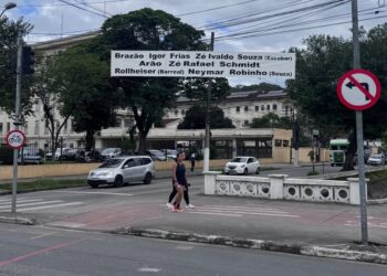 Torcedores do Santos penduram faixa com dica de escalação antes do duelo contra o Mirassol
