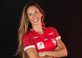 Jogadora de vôlei baleada em tentativa de assalto recebe alta