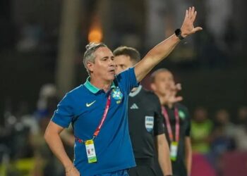 Técnico da seleção sub-17 celebra classificação para a semifinal da Copa do Mundo