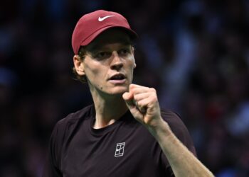 Com direito a pneu, Sinner atropela Zverev e faz final do Masters de Paris contra Aliassime