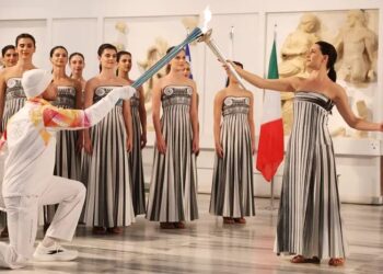 Tocha olímpica dos Jogos de Inverno é acesa na Grécia e chega à Itália no dia 4 de dezembro