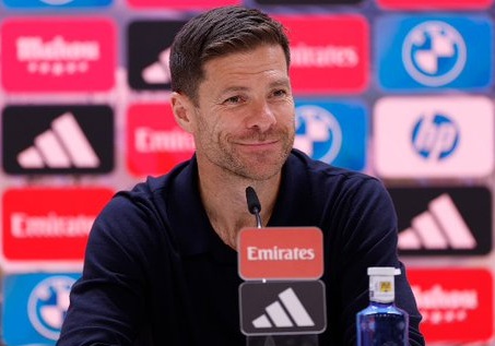 Xabi minimiza gesto após Vini Jr. perder pênalti e ressalta: “Mbappé é o batedor”