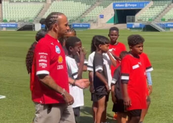 Hamilton chega ao Brasil para o GP de São Paulo e participa de evento no Allianz Parque