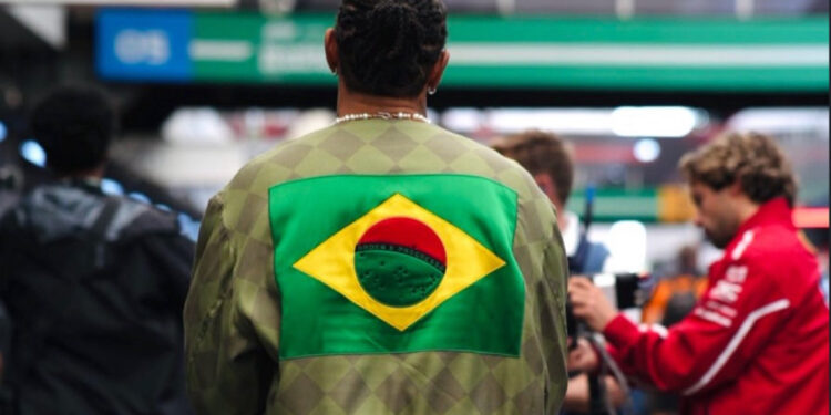 Hamilton usa jaqueta com bandeira estilizada do Brasil em Interlagos
