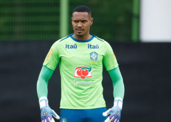 John é convocado por Ancelotti após corte de Hugo Souza