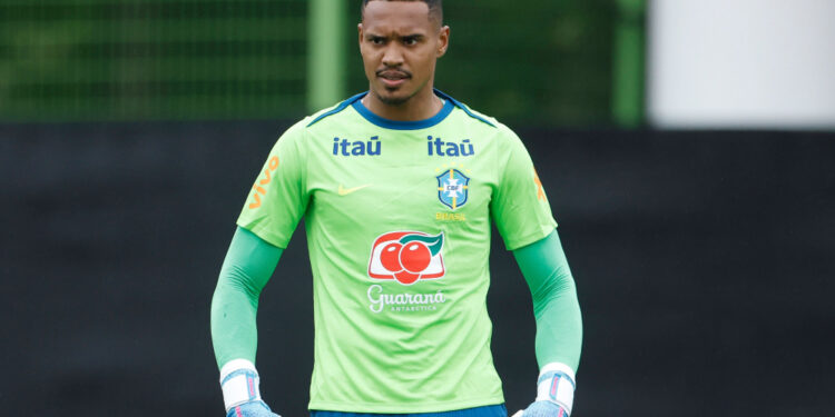 John é convocado por Ancelotti após corte de Hugo Souza