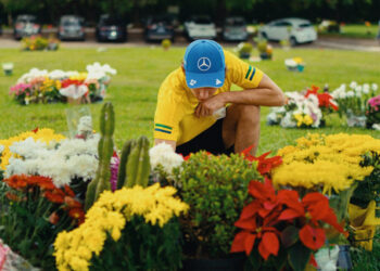 Kimi Antonelli visita túmulo de Ayrton Senna em São Paulo: “Lugar especial”