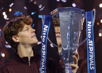 Jannik Sinner bate Carlos Alcaraz e é bicampeão do ATP Finals