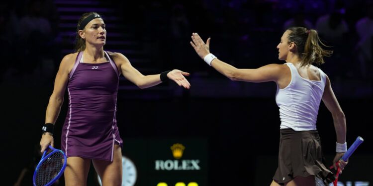 Stefani e Babos vencem russas e seguem vivas no WTA Finals