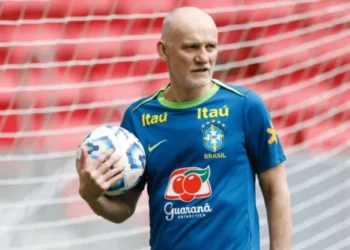 Taffarel critica discurso de Leão em fórum de técnicos: “Fica quieto um pouco”