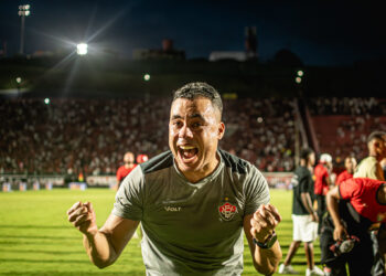 Vitória anuncia renovação de contrato com Jair Ventura