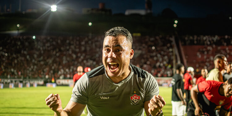 Vitória anuncia renovação de contrato com Jair Ventura