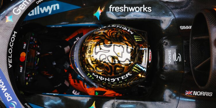 Lando Norris exibe capacete dourado para comemorar primeiro título da F1