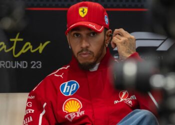 Hamilton reconhece má fase com a Ferrari, mas garante permanência para 2026
