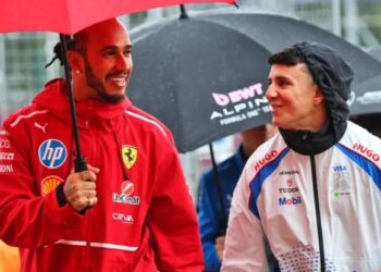 “Não vou mentir, isso me preocupa”, diz Hamilton sobre ida de Hadjar para a Red Bull